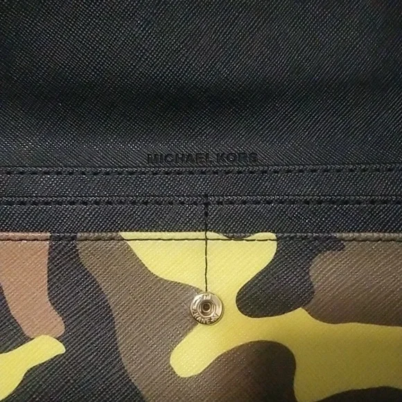 Michael kors wallet. - Picture 3 of 3